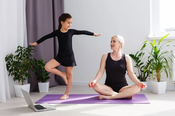 Fitness Domestico Madre Figlia Fanno Yoga Online Casa Durante Quarantena — Foto Stock