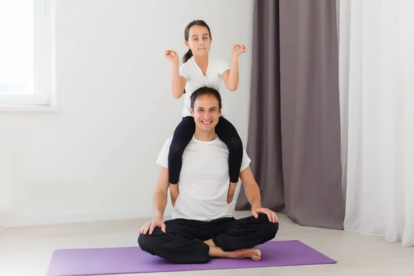 Der Vater Trainiert Macht Mit Seiner Tochter Einarmige Planken Hause — Stockfoto