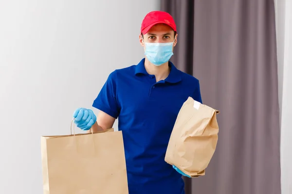 Entrega Hombre Sosteniendo Cajas Cartón Guantes Goma Máscara Compras Online —  Fotos de Stock