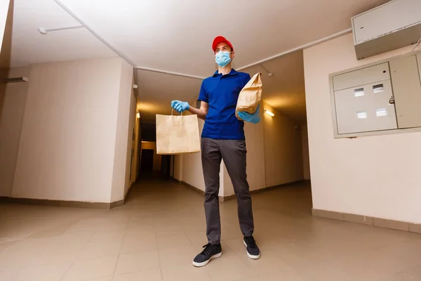 Entrega Homem Segurando Caixas Papelão Luvas Borracha Máscara Compras Online — Fotografia de Stock