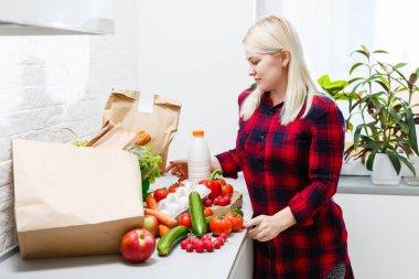 Sağlıklı gıda arka planı, sebzeler, meyveler, yumurtalar ve süt ürünleri beyaz masada, üst görünüm