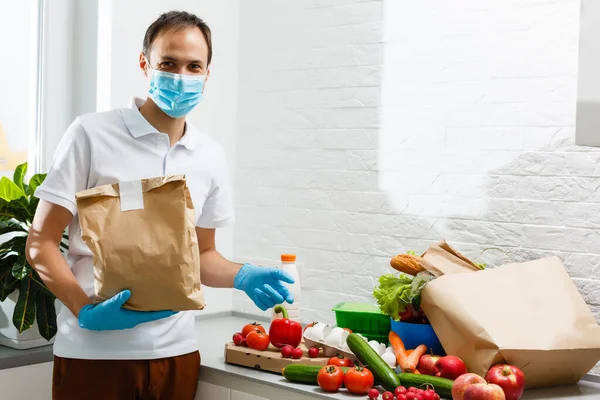 의료용 마스크를 사람은 봉지를 잃어버린다 코로나 바이러스 일련의 제품들이 온라인상에 — 스톡 사진