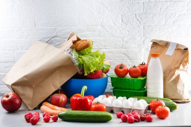 Mutfakta yemek poşetleri var. Sağlık konsepti. Ürünler çevrimiçi. Ürünleri eve teslim etmek