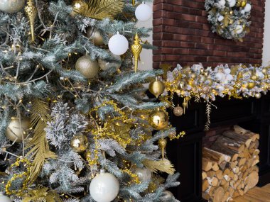 Topları Noel ağacına yakın tut. Arka planda Bokeh çelenkleri. Yeni yıl konsepti. Yüksek kalite fotoğraf