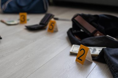 Kanıt Zinciri Gözaltı Etiketleri ve parmak izi başvuru kartının bulunduğu kahverengi kese kağıdı, olay yeri inceleme sürecinde kanıt olarak büyük eroin paketleri ve para desteleri aleyhinde yalan söylüyor. Yüksek kalite fotoğraf