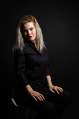 Kadın siyah bir arka plan siyah.