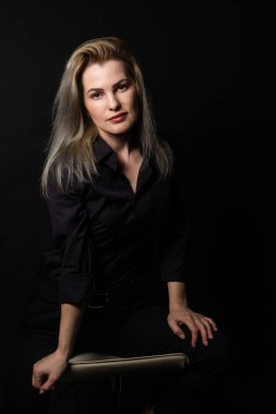 Kadın siyah bir arka plan siyah.