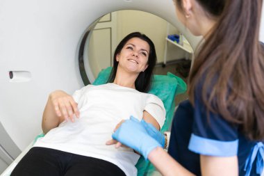 Leğen kemiğinin tomografisi ve kadınlar için sert dokular. Doku hastalıklarını tedavi etmek için tomografi. Genç bir kızın organlarının profesyonel teşhisi.