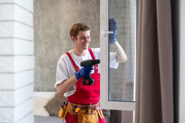 İçeriye plastik pencere kuran işçiler, yakın çekim görüntüsü.