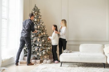 Noel ağacı süslemek. Yüksek kalite fotoğraf