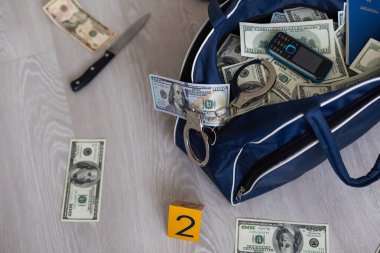 Bir sürü banknota kelepçe takmışlar. İçinde para olan metal çanta, tutuklama, soruşturma ve dolandırıcılık konsepti. Yüksek kalite fotoğraf