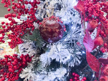 Işıklı şöminenin yanında dekorasyonlu Noel Ağacı. Yüksek kalite fotoğraf