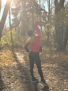 Doğada koşan mutlu genç bir atletik kadın. Uzayı kopyala Yüksek kalite fotoğraf