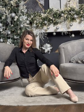 Gülümseyen kadın evde Noel kutlaması için hazırlanıyor. Yüksek kalite fotoğraf