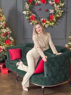 Neşeli, gülümseyen genç bir kadın evin sıcak bir iç odasında Noel tatili için hazırlanıyor. Yüksek kalite fotoğraf