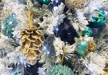 Noel ağacında çok güzel süslemeler var. Yakın plan. Güzel bir Noel geçmişi. Yeni yıl için dekorasyon ve dekor konsepti. Yeni yıl kartı 2025. Yüksek kalite fotoğraf