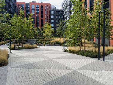  Lush Yeşillik ve Çağdaş Mimari ile çevrili Çağdaş Şehir Bahçesi 'nin arka planı. Tasarım Projeleri için Bulanık Arkaplan. Yüksek kalite fotoğraf