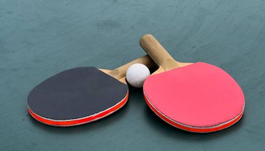 Masa tenisi ya da masa tenisi raketleri ve top masada. Yüksek kalite fotoğraf