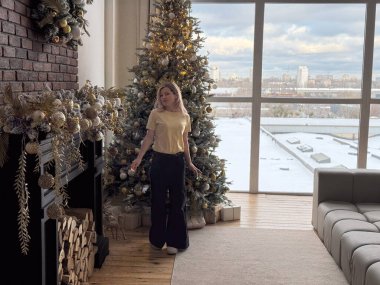 Noel ağacı olan genç ve güzel bir kadın. Yüksek kalite fotoğraf