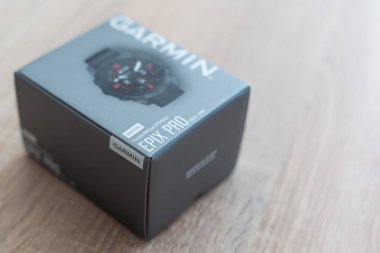 Kyiv, Ukrayna, 29 Eylül 2023 Garmin Fenix 7 güneş gözlüğü beyaz arka planda. Yüksek kalite fotoğraf
