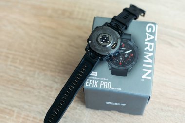 Kyiv, Ukrayna, 29 Eylül 2023 Garmin Fenix 7 güneş gözlüğü beyaz arka planda. Yüksek kalite fotoğraf