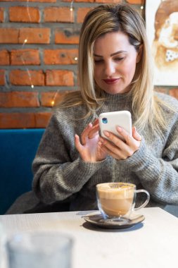  Uzun saçlı kız sütlü kahve içer. Yüksek kalite fotoğraf