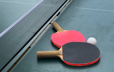 Masa tenisi ya da masa tenisi raketleri ve top masada. Yüksek kalite fotoğraf
