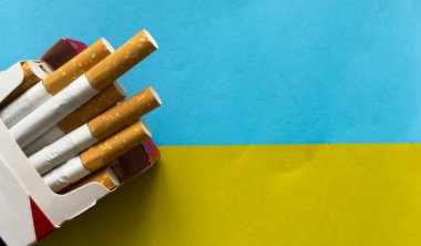 Sigara ve Ukrayna bayrağı. Üst Manzara. Adalet ve Tütün Hukuku. Tütün kontrolü. Hükümet görevi. Yasadışı ithalat. Yüksek kalite fotoğraf