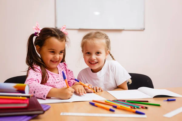 Due piccole studentesse felici che studiano in classe, insegnante a bordo — scuola, mostra - Stock Photo | #215966258