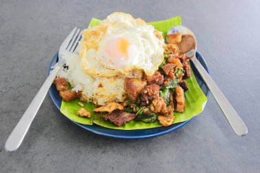 Fesleğen domuz yumurta ile