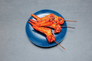 Tay kızartılmış tavuk çanak üzerinde