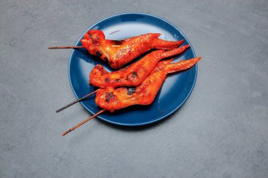 Tay kızartılmış tavuk çanak üzerinde