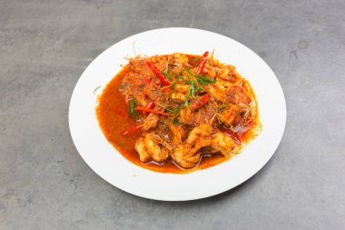 Tavada köri karides, haşlanmış karides, baharatlı daldırma sosu , thaifood