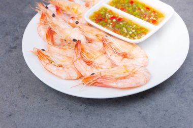 Tavada köri karides, haşlanmış karides, baharatlı daldırma sosu , thaifood