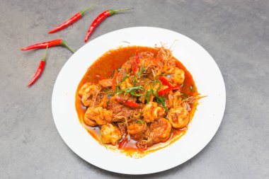 Tavada köri karides, haşlanmış karides, baharatlı daldırma sosu , thaifood