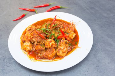 Tavada köri karides, haşlanmış karides, baharatlı daldırma sosu , thaifood