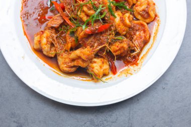 Tavada köri karides, haşlanmış karides, baharatlı daldırma sosu , thaifood