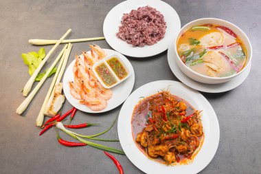 Tavada köri karides, haşlanmış karides, baharatlı daldırma sosu , thaifood