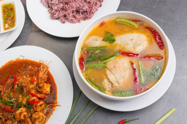 Tavada köri karides, haşlanmış karides, baharatlı daldırma sosu , thaifood