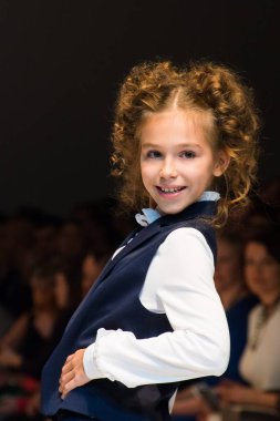 kız çocuk elbise koleksiyonu moda, uluslararası sergide giyer Beyaz Rusya moda haftası sırasında çocuğun moda gün