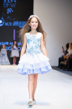kız çocuk elbise koleksiyonu moda, uluslararası sergide giyer Beyaz Rusya moda haftası sırasında çocuğun moda gün