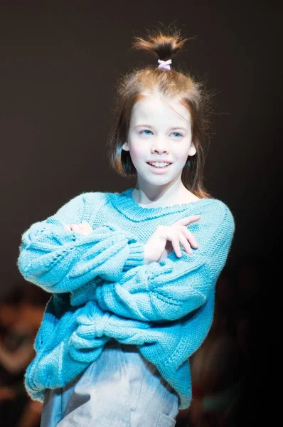 Ragazza Indossa Collezione Vestiti Bambini Alla Fiera Internazionale Della Moda — Foto Stock