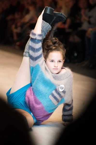 Niña Lleva Colección Vestidos Para Niños Exposición Internacional Moda Día — Foto de Stock