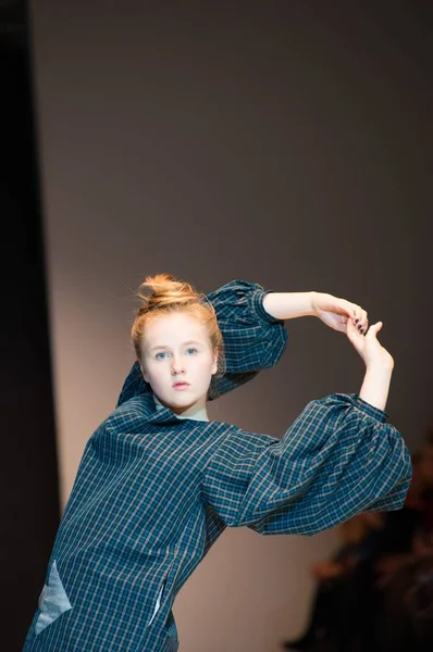 Niña Lleva Colección Vestidos Para Niños Exposición Internacional Moda Día — Foto de Stock