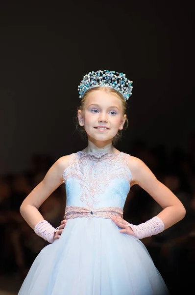 Niña Lleva Colección Vestidos Para Niños Exposición Internacional Moda Día — Foto de Stock