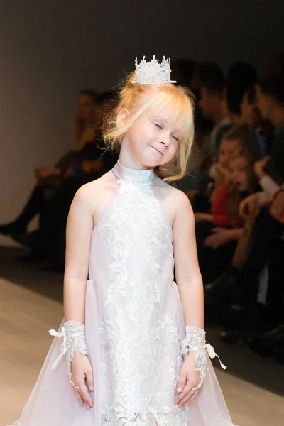 Dziewczyna Nosi Dzieci Kolekcja Sukni Międzynarodowych Targach Mody Dziecięca Moda — Zdjęcie stockowe