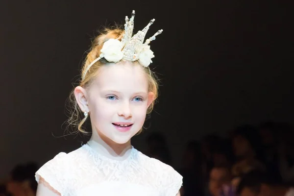 Flickan Bär Barn Klä Samling Vid Den Internationella Utställningen Mode — Stockfoto