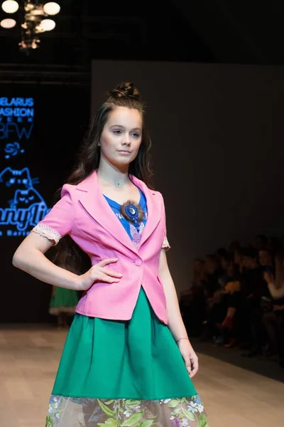 Дівчина Носить Сукні Колекції Дітей Міжнародній Виставці Моди Мода День — стокове фото