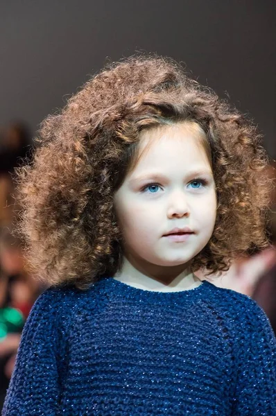 Fille Porte Collection Vêtements Pour Enfants Exposition Internationale Mode Journée — Photo