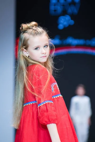 Mädchen Trägt Kinderkleiderkollektion Auf Der Internationalen Modeausstellung Kindermodetag Während Der — Stockfoto